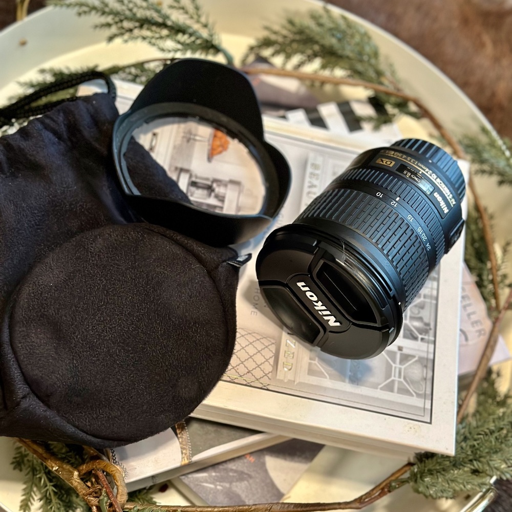 NWOT Nikon AF-S DX NIKKOR 10-24mm f/3.5-4.5G ED Lens with Hood